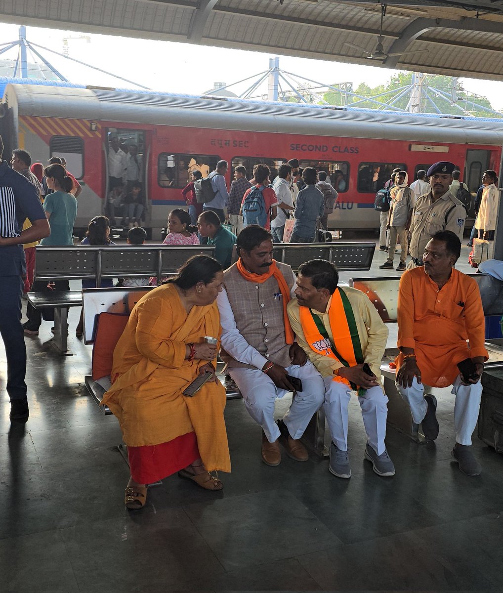 DevendraSinghMP's tweet image. गत दिवस भोपाल प्रवास के दौरान भारतीय जनता पार्टी की वरिष्ठ नेत्री, पूर्व मुख्यमंत्री मध्यप्रदेश व पूर्व केंद्रीय मंत्री आदरणीय दीदी सुश्री @umasribharti जी से आत्मीय भेंट की। 

#UmaBharti #BJP4Bhind #DevendraNarwariya