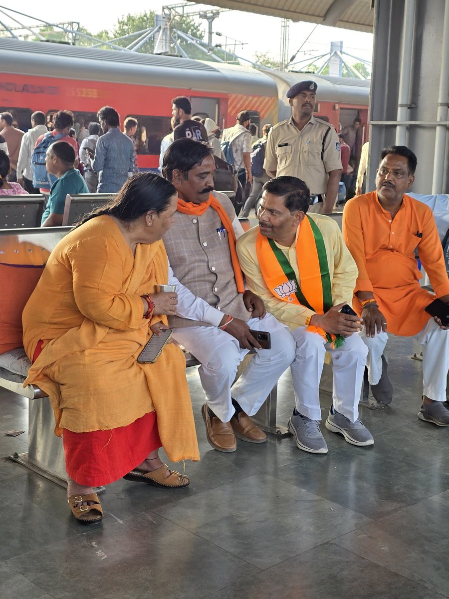 DevendraSinghMP's tweet image. गत दिवस भोपाल प्रवास के दौरान भारतीय जनता पार्टी की वरिष्ठ नेत्री, पूर्व मुख्यमंत्री मध्यप्रदेश व पूर्व केंद्रीय मंत्री आदरणीय दीदी सुश्री @umasribharti जी से आत्मीय भेंट की। 

#UmaBharti #BJP4Bhind #DevendraNarwariya