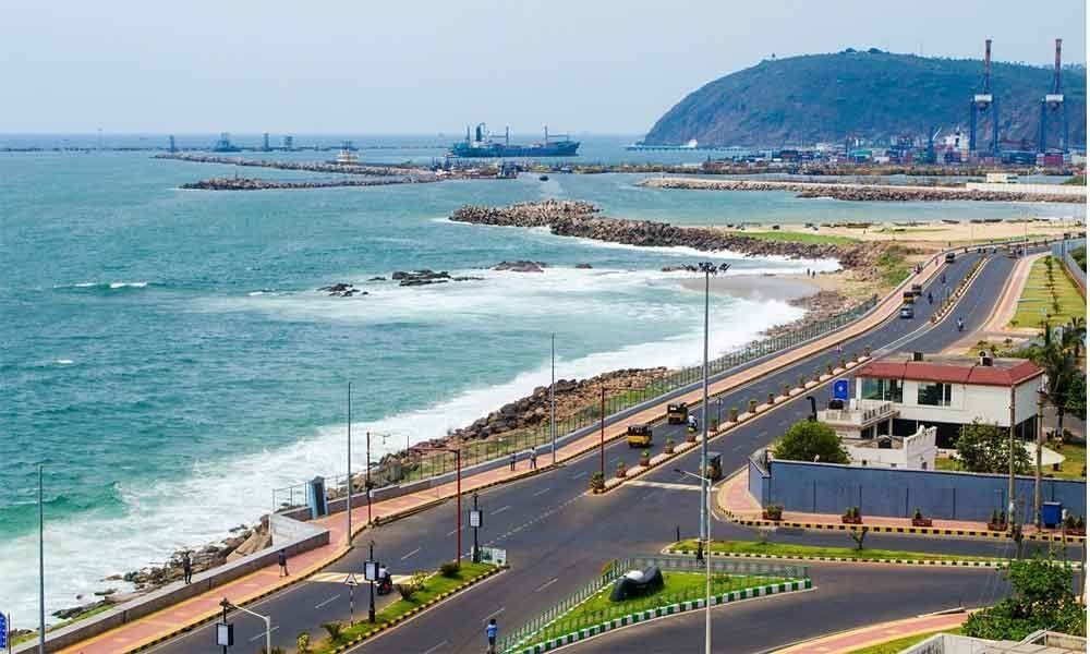 sadaashree's tweet image. Vizag being HQ of Eastern Naval Command, a major port, steel plant, PSUs like HPCL, Hindustan Shipyard, BHEL,  companies like Coromandel Fertilizers, Essar has seen a large number of people from all over India come here to work and settle down, making it a mini India of sorts, a…