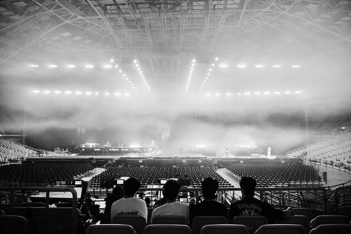 hlxnews's tweet photo. Dear BEAST/HIGHLIGHT,
Thank you for walking this long road with us.
For every song that became our comfort,
for every stage that reminded us what passion feels like.

Even when time keeps moving,
our hearts remain in sync with yours.
We’ve seen your laughter, your tears, your growth —
and we’re endlessly proud of you.

16 years, yet it still feels like the beginning.
Let’s keep walking together — not as idols and fans,
but as people who found light in each other.

Forever our pride, forever our HIGHLIGHT. 💙💛💚💜

—
사랑하는 비스트/하이라이트에게,
오랜 시간 동안 우리와 함께 걸어줘서 고마워요.
위로가 되어준 모든 노래와,
열정을 느끼게 해준 모든 무대에 감사해요.

시간이 흘러도,
우리의 마음은 언제나 당신들과 함께예요.
당신들의 웃음, 눈물, 그리고 성장하는 모습을 지켜보며
끝없이 자랑스러워했어요.

16년이 지났지만, 아직도 시작인 것 같아요.
앞으로도 함께 걸어요.
아이돌과 팬이 아닌,
서로에게 빛이 되어준 사람들로서.

영원히 우리의 자랑, 우리의 하이라이트. 💙💛💚💜

#하이라이트랑_라이트는_없는엔딩
#오래보자_평생보자_하이라이트