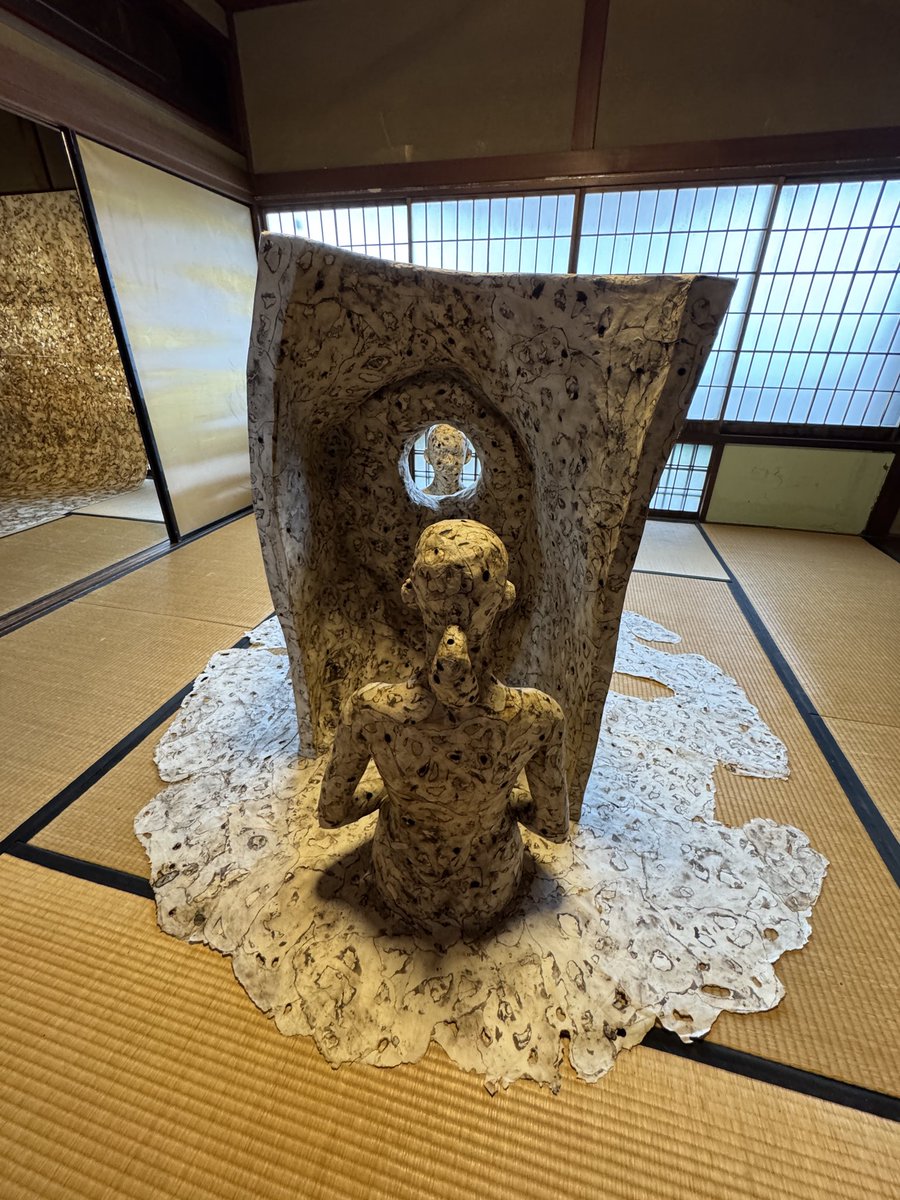 OkudaWorks's tweet photo. 下町芸術祭の開幕直(10/18-11/3)月火水が休み(11/3除く)。是非、角野邸の「化身」展示を直に観てくださいませ。ディレクターは小國陽佑氏。作家は奥田誠一、IWACO、馬渕洋、シュウ(敬称略)奥田誠一の展示は角野邸2階踊り場と和室2部屋のインスタレーション。#下町芸術祭2025 https://t.co/Yl7uNwkMHR