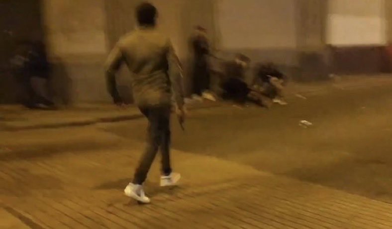 ValeriaBersaken's tweet image. Se logra identificar al sujeto que habría disparado contra uno de los revoltosos , no era policía sino uno de los subversivos   infiltrados en la marcha #TomaLaCalle