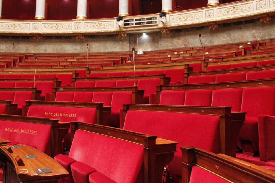 Lisez toutes les déclarations depuis Lecornu 2 des socialistes et vous comprendrez, pour ceux à qui il faut un dessin, que ces gens ne pensent qu'à leur petit siège de velours rouge sous les ors de la république.
Tôt ou tard ils tomberont mais au champ du déshonneur.