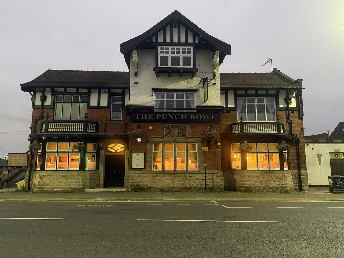 staithesartist's tweet image. At this time of the year my #briskwalk often includes a diversion to the PO to post #calendars (hint,hint) and this pub lit up attracted my attention. Think it might make a drawing. Used to go in there back in the day.