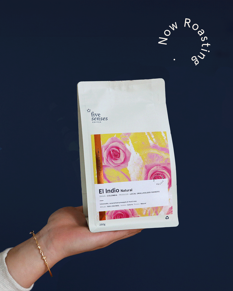From the high mountains of Tolima comes El Indio, Natural — a stunning Caturra bursting with limoncello brightness, caramelised pineapple sweetness and delicate rose florals. 🌸🍍 

👉 bit.ly/3W8AriW