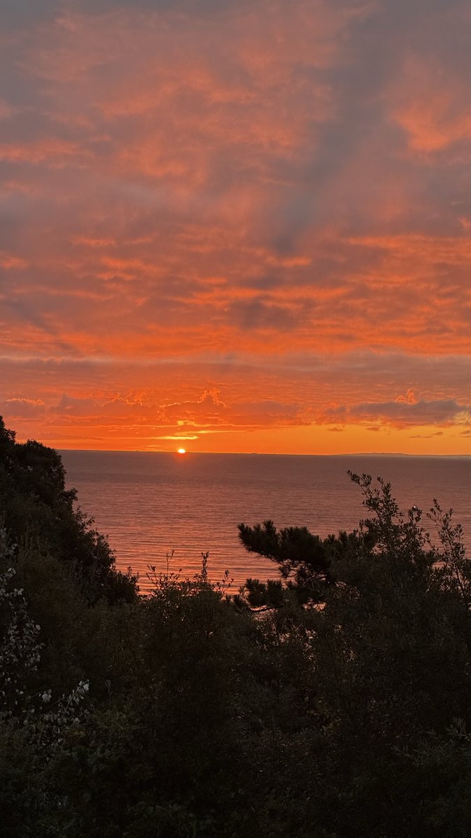 The sky is on fire 🌅🔥🧡✨

Wow wow wow! 

Absolute stunner of a sunrise today 🤩