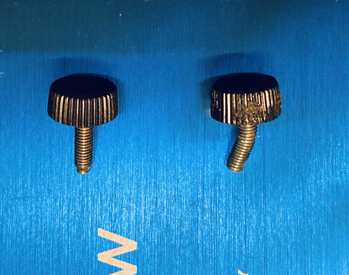 EVA_EMIS's tweet image. このオーバードライブのネジだと思う。ネジ穴ゴムが千切れたのはよく見かけたがネジがこんなに曲がってるに驚き写真撮っていた。ついでに言うと頑丈なボスのフットスイッチ回路が定期的に接触不良になるのもそこに鳴るの二人だけ。ライブで最前列行く事出来たら足捌き見るだけで感動すると思いますよ。