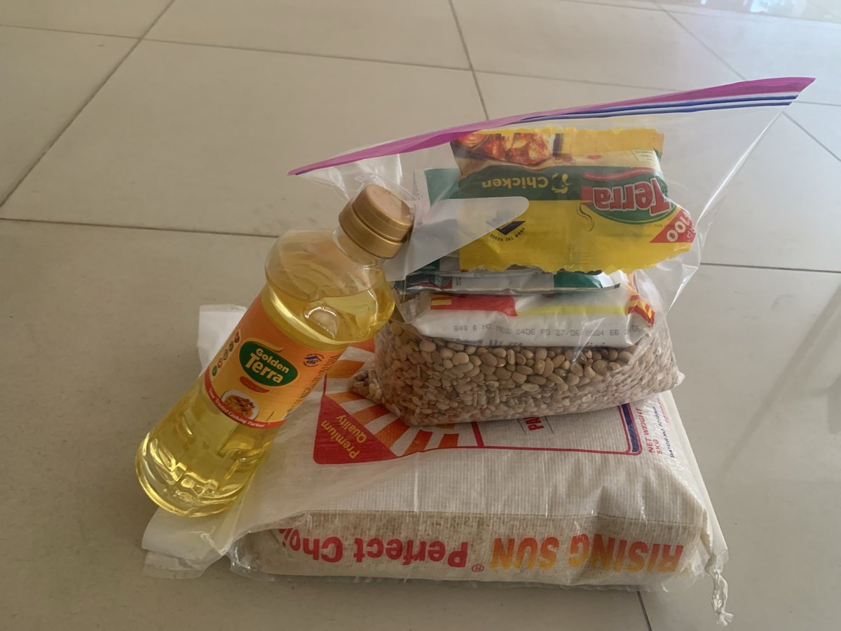 5kg Rice

1kg Garri

500g neatly picked beans 

500g Semovita

75cl vegetable oil

500g salt

1 Roll of curry 

1 Roll of Thyme 

1 roll tomato paste 

Price :N20,000
Location: Ibadan oyo state (nationwide delivery)

Please help me retweet 🙏<a href="/twitgameboy/">ĸolαde</a> <a href="/senherby/">©Emir of Fake Life 😎💥™</a>