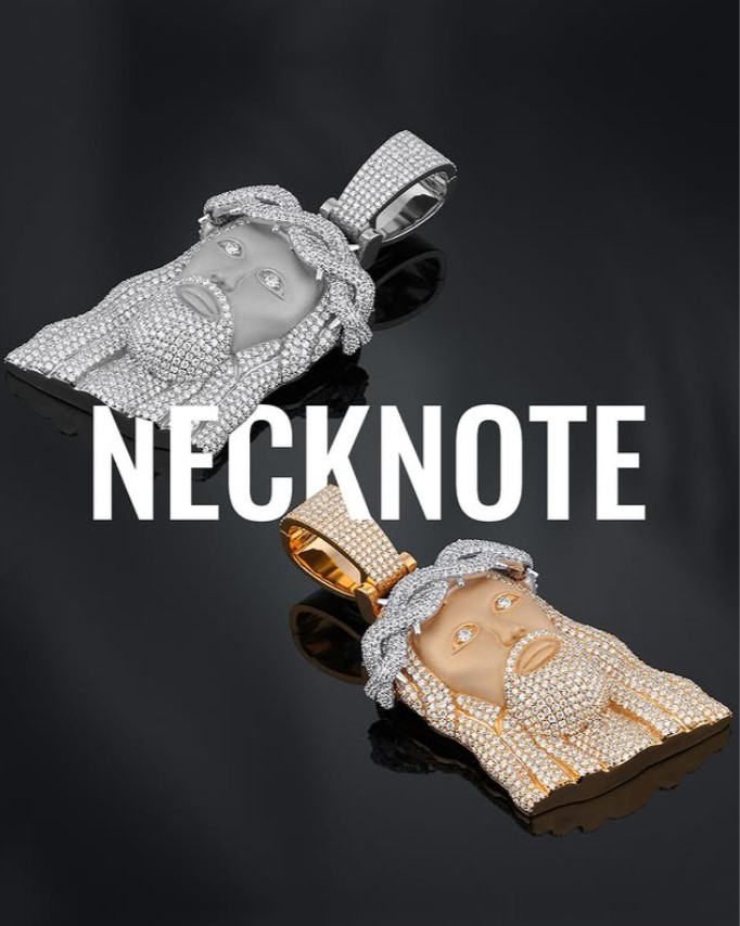 LuxiraExport's tweet image. NECKNOTE: Where faith meets flex.
This isn’t just a pendant, it’s your story, iced out in precision pavé.

Choose your shine, White Ice or Gold Glory.
Flex loud. Shine real. Be the note they never forget! 💀

#LuxiraExport #necknote #customdrip #jesuspeiece #dripcheck #hiphop