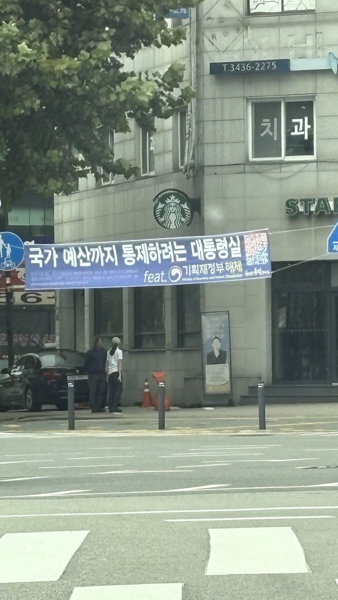 그게 저사람들 하는 일이 아니었나 ?? 싶어서 좌회전신호 놓칠뻔햇음