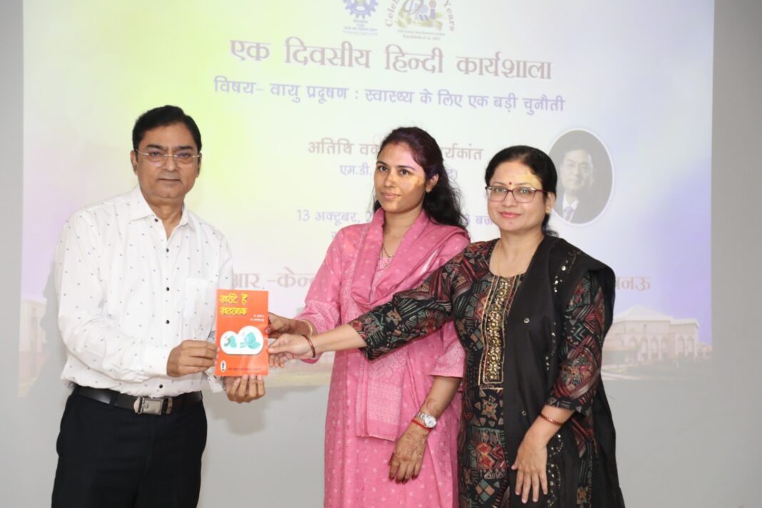 icareforlungs's tweet photo. “Air Pollution causes 2 million deaths every year in India.”- Dr. Surya Kant at @CSIR_CDRI, Lucknow
The @kgmu_medical professor & #DFCA member urged urgent action for #CleanAir: walk/cycle, carpool, cut waste, avoid #firecrackers. Every breath counts.
#DoctorsForCleanAir https://t.co/5BG0TDrPFK