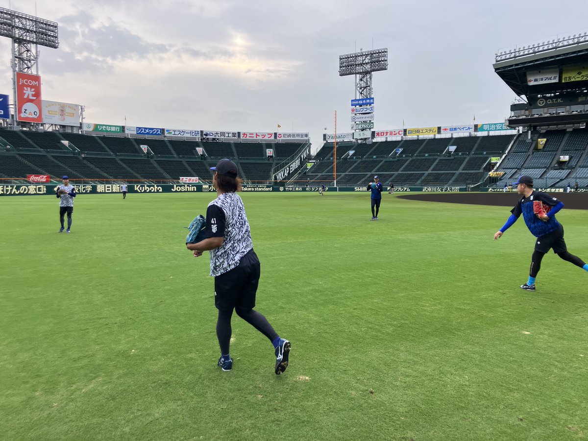 ydb_yokohama's tweet image. 投手陣は #阪神甲子園球場 外野で準備中🔥

#JERAクライマックスセ
#横浜奪首
#全横浜でブチあがれ
#baystars