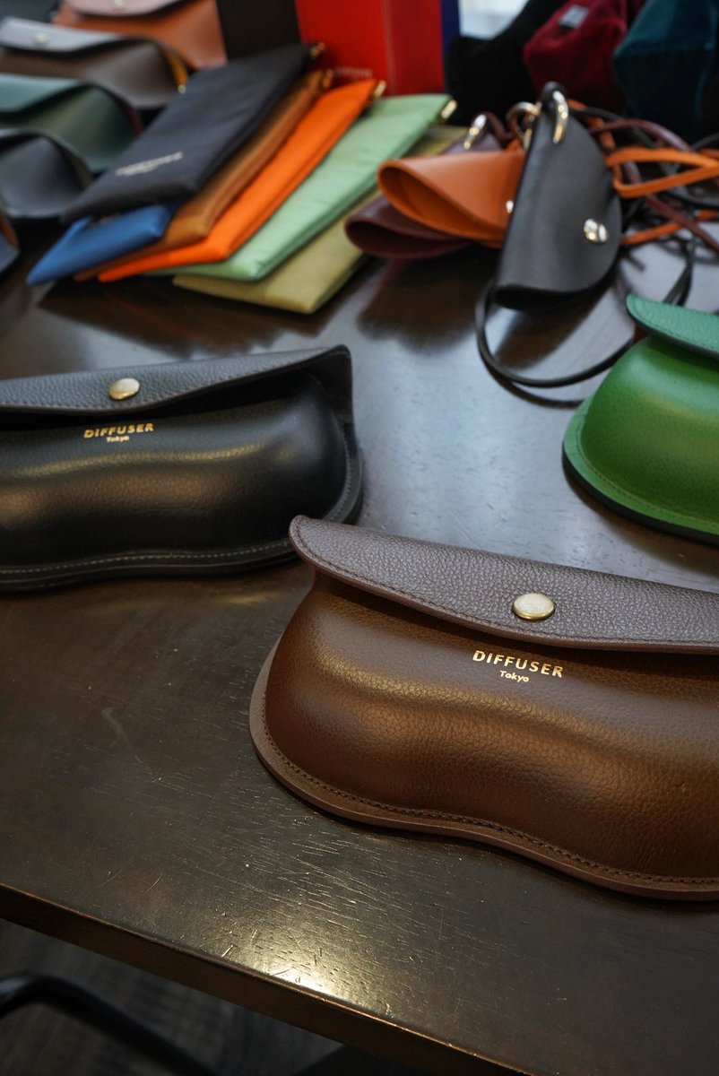 meganeazcom's tweet image. 【👓眼鏡の展示会レビュー2025秋1️⃣2️⃣】
IN 東京八重洲

#DIFFUSERTokyo

個人的にとても気に入った眼鏡ケース！
なんと革靴の加工技術でこの丸みを作ってます👞

なんか、置いておいても絵になる眼鏡ケースってあまり無いんじゃないかな〜🤔…
