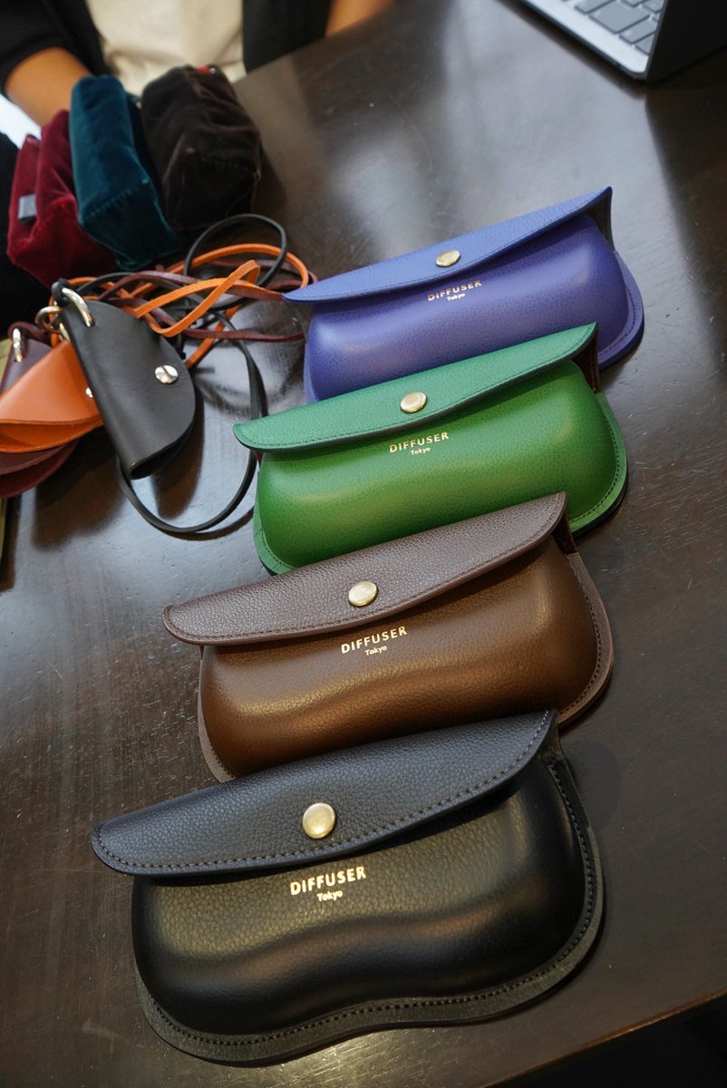 meganeazcom's tweet image. 【👓眼鏡の展示会レビュー2025秋1️⃣2️⃣】
IN 東京八重洲

#DIFFUSERTokyo

個人的にとても気に入った眼鏡ケース！
なんと革靴の加工技術でこの丸みを作ってます👞

なんか、置いておいても絵になる眼鏡ケースってあまり無いんじゃないかな〜🤔…