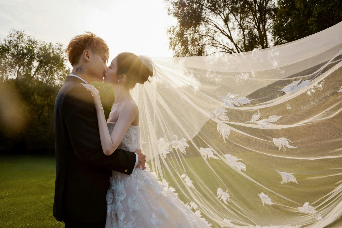 از این عکسا فقط زیبایی و عشق میباره 🥹 
یی یانگ خیلی فرشته است 
و تائو هم زیادی شوهره ...
الهی همیشه خوش بخت باشین و تا ابد عاشق هم !!
خدایا نمیدونم چرا یه جوری بغضم گرفته انگار پسر واقیمو زن دادم رفته قاطی مرغا 😭😂
#TAO