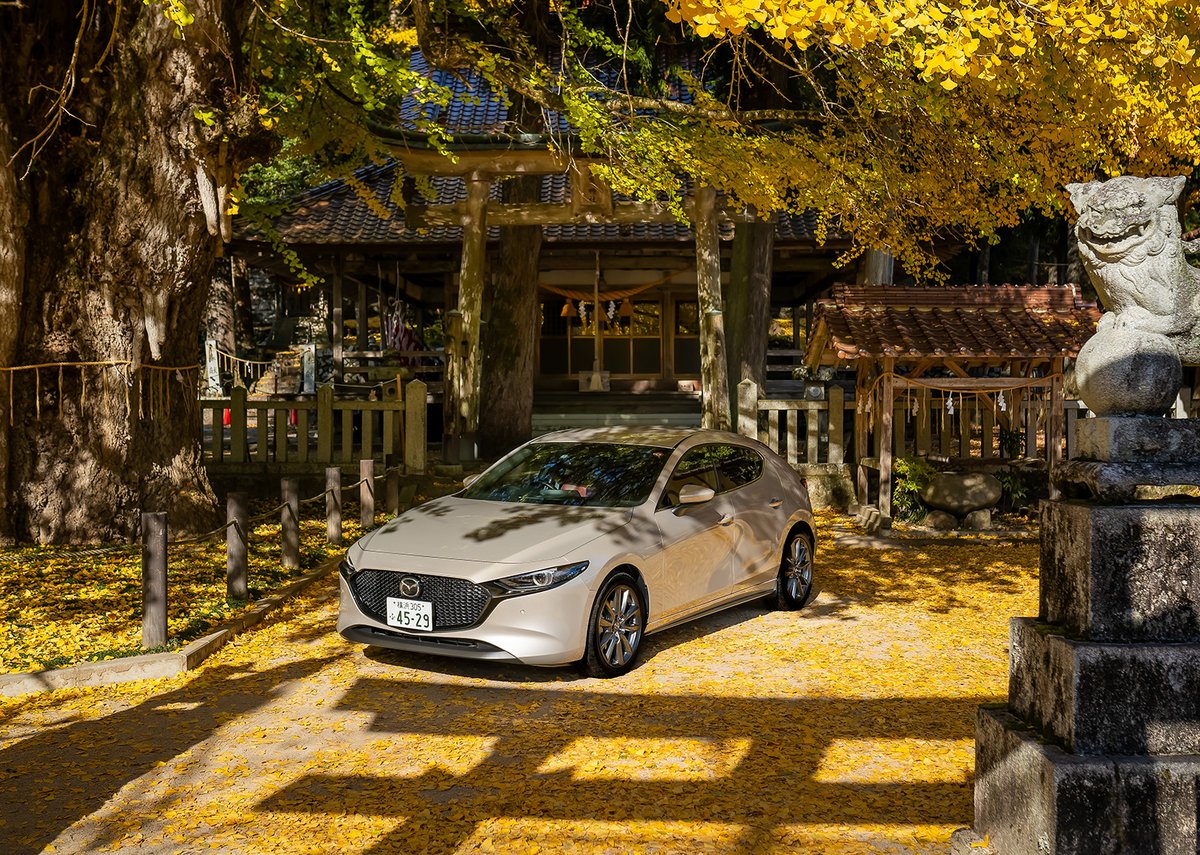 Mazda_PR's tweet photo. ◇秋と #MAZDA3🚗◇
10月に入り、風が心地よく感じられる季節になりましたね🍁

今日は、#プラチナクォーツメタリック のMAZDA3が、黄色や赤に色づく木々の中で佇んでいる秋らしい写真をお届けします📸

ぜひみなさまも、愛車でお出かけした写真を #withMazda をつけて投稿してください☺️ https://t.co/bQIp77KOR5