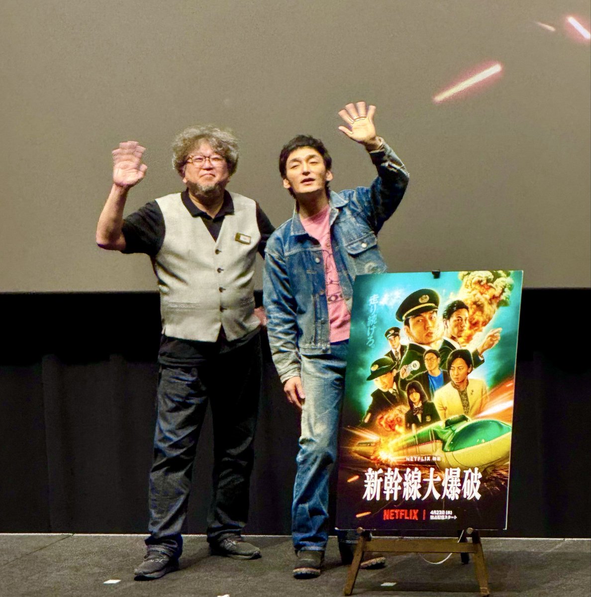 KM1958kosugi's tweet photo. 昨晩観ました。そしたら映画の質もとんでもないことになってて、トークショーもめっちゃやばかった。
#樋口真嗣 監督が前夜”ぶち込んだ“というDolby Atmos調整で臨場感のすごいこと。#草彅剛さん の撮影裏話のお腹抱えて笑えること。発車記念イベント以来の #新幹線大爆破 一色の夕べとなりました。 https://t.co/E5gpPbQ1dh