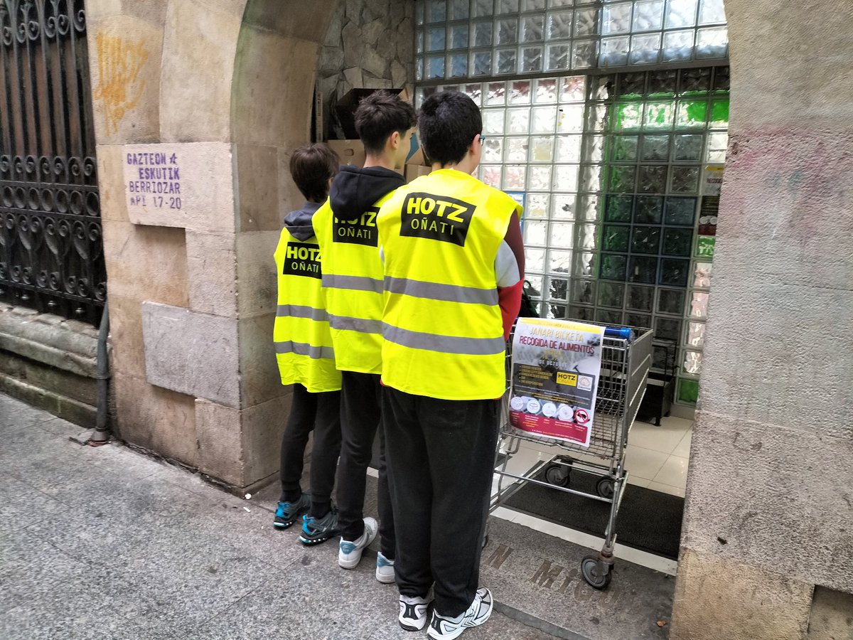 #Oñati <a href="/hotz_onati/">Hotz Oñati</a> k ekin dio Zaporeak GKEaren aldeko janari bilketari. Gaur, bihar eta etzi herriko bost janari dendetan lekaleak, kontserbak, olioa ...uzteko aukera izango da. <a href="/ProyectoSabores/">Zaporeak</a>