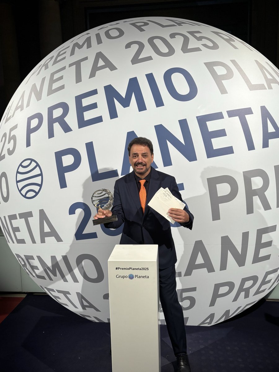juansolocomico's tweet photo. Gran noche ayer en el premio Planeta. Lo pasé en grande con personas que ya se han convertido en mis amigas. Hay que disfrutar de estos momentos!!! 🤗🤗
@Planetadelibros https://t.co/WAeBaehPHw