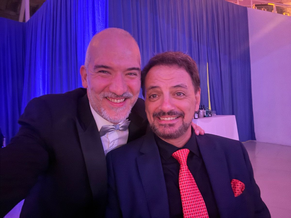 juansolocomico's tweet photo. Gran noche ayer en el premio Planeta. Lo pasé en grande con personas que ya se han convertido en mis amigas. Hay que disfrutar de estos momentos!!! 🤗🤗
@Planetadelibros https://t.co/WAeBaehPHw