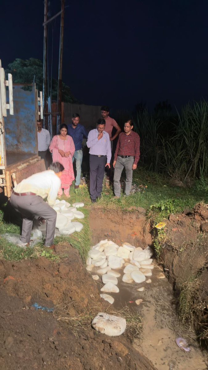fssaiindia's tweet image. यूपी के मुजफ्फरनगर में खाद्य सुरक्षा विभाग की टीम ने हाईवे पर पनीर जब्त किया। असुरक्षित पनीर उत्तराखंड ले जाया जा रहा था। जब्त पनीर की प्राथमिक जांच कर नष्ट कर दिया गया। #FSSAiinStates #FSSAIAction