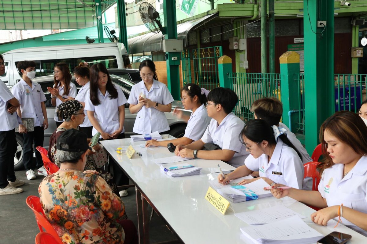 ChulalongkornU's tweet photo. สหเวชศาสตร์ จุฬาฯ ลงพื้นที่ “ชุมชนบ้านครัว” สร้างโมเดลสุขภาพยั่งยืน 🌿
บูรณาการ 4 สาขาวิชา ตรวจสุขภาพครบวงจร พร้อมเสริมความรู้ดูแลตนเอง 💪
ต้นแบบลดความเหลื่อมล้ำทางสุขภาพอย่างแท้จริง 💗
อ่านต่อ 👉 https://t.co/kVIx1if3SO
#SDGs #ChulaForAll https://t.co/tuOfKBxwua