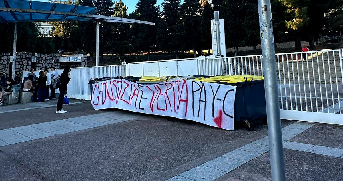 les Lycées Fesch  et Laetitia d'Ajaccio sont bloqués par les lycéens suite à la décision de classer sans suite l'enquête sur le meurtre d'Yvan Colonna.