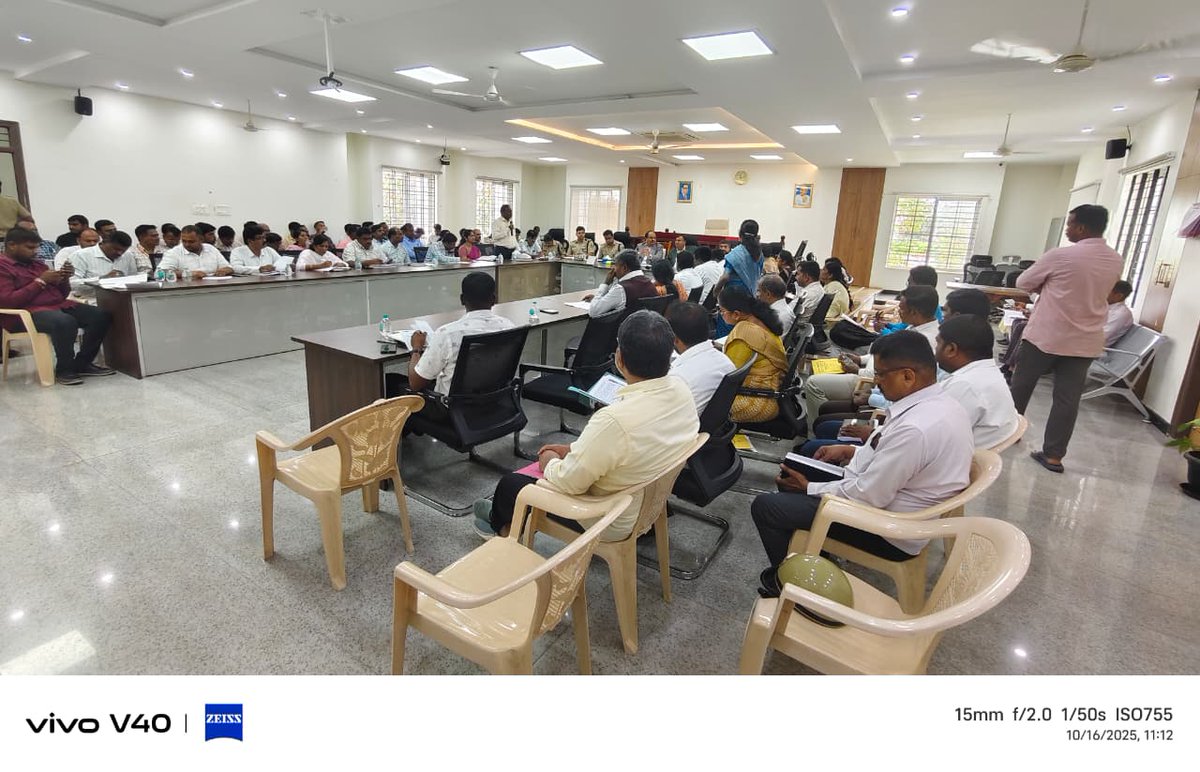 ಸಂಬಂಧಿತ ಅಧಿಕಾರಿಗಳು ಹಾಗೂ ಸಮಿತಿ ಸದಸ್ಯರುಗಳೊಂದಿಗೆ  ಜಿಲ್ಲಾ ಮಟ್ಟದ ಜಿಲ್ಲಾ ಜಾಗೃತಿ ಸಮಿತಿ ಸಭೆ ನಡೆಸಲಾಯಿತು.  ಈ ಸಂದರ್ಭದಲ್ಲಿ ಹಿರಿಯ ನ್ಯಾಯಾಧೀಶರು,  ಮುಖ್ಯ ಕಾರ್ಯನಿರ್ವಹಣಾಧಿಕಾರಿಗಳು, ಕೆ.ಜಿ.ಎಫ್.‌ ಮತ್ತು ಕೋಲಾರ ಆರಕ್ಷಕ ಅಧೀಕ್ಷಕರು ಹಾಗೂ ಅಪರಜಿಲ್ಲಾಧಿಕಾರಿಗಳು ಹಾಜರಿದ್ದರು.