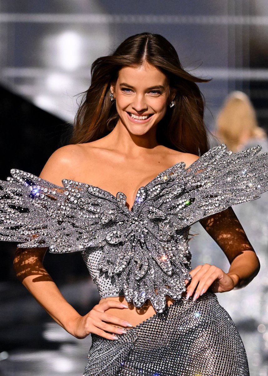 vsactu's tweet photo. Barbara Palvin🪽#VSFashionShow https://t.co/ga9rg8AgBe