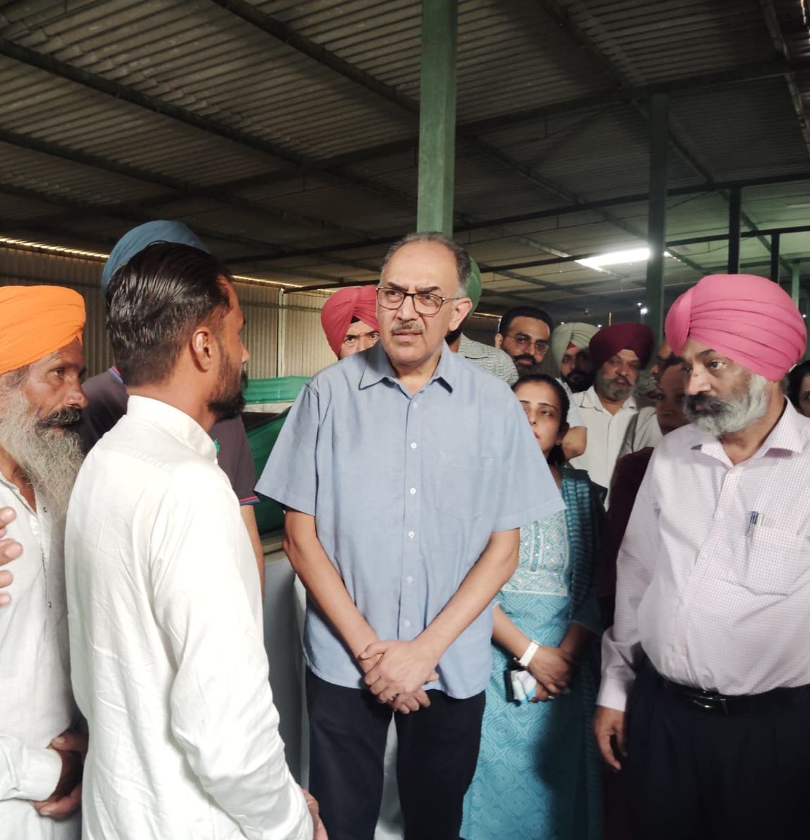 FisheriesGoI's tweet image. Dr. Abhilaksh Likhi, Secretary, Department of Fisheries, Government of India, during his visit to the #RAS Farm in Fatehgarh Sahib district, Punjab, interacted with local fishers and #entrepreneurs.
They shared their experiences and best practices adopted in aquaculture to…