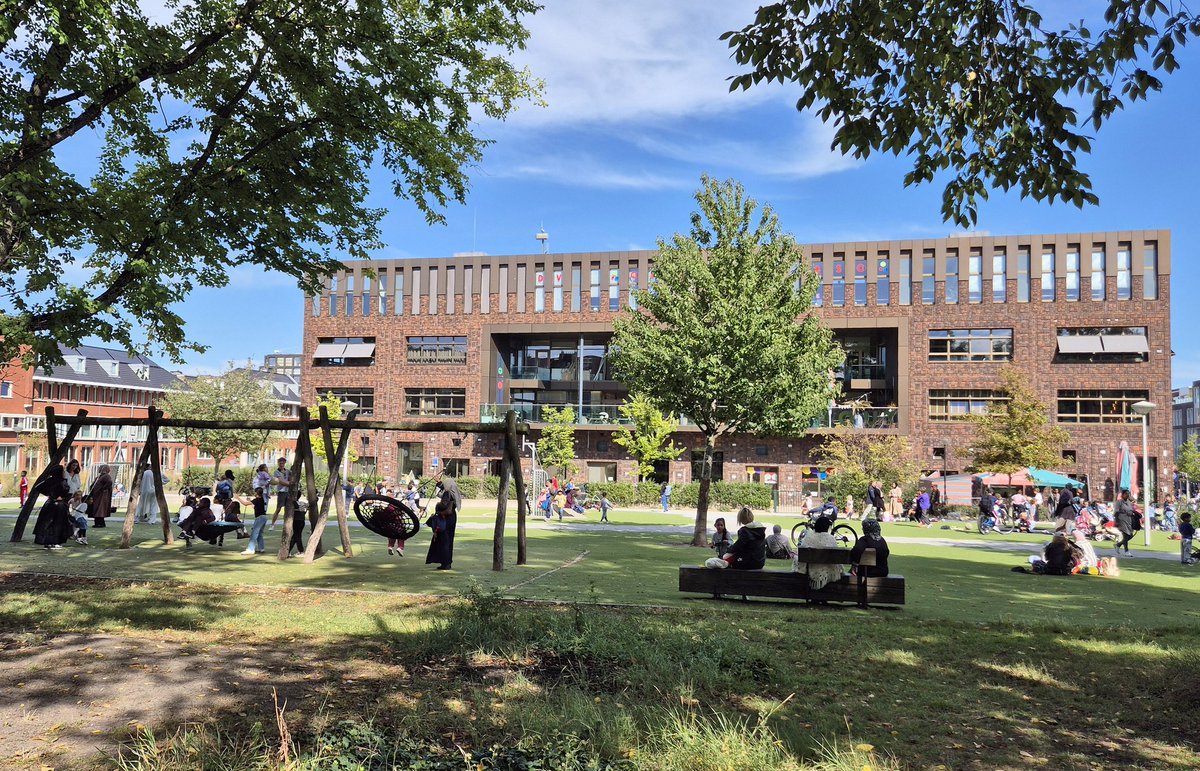 NandaSluijsmans's tweet image. Een school bouwen langs een parkzone heeft veel voordelen! De leerlingen hebben meer speelruimte en kunnen via het park zelfstandig naar school. Bovendien is zo'n park na schooltijd de ideale ontmoetingsplek voor ouders en buurtkinderen.

#Bouwsteen voor stad en dorp van morgen.