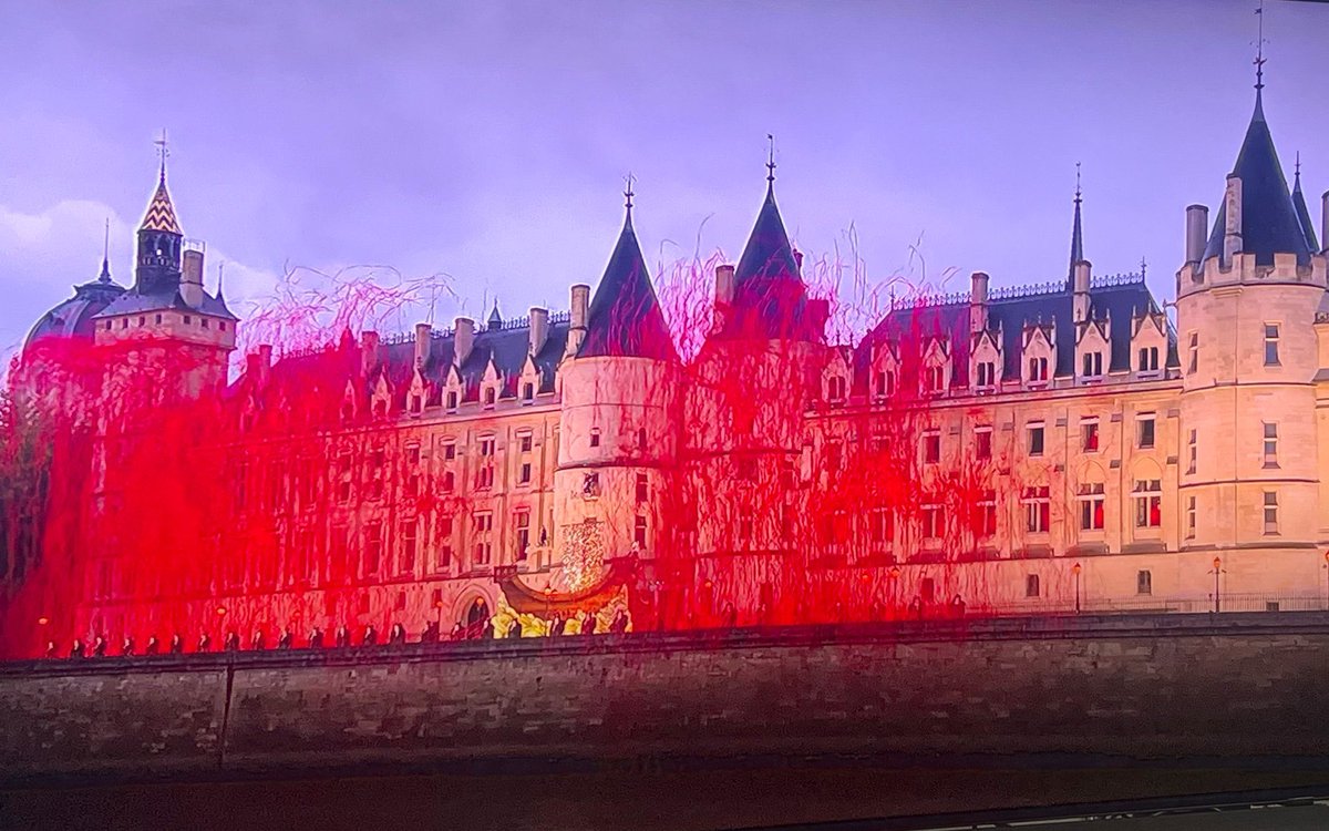 #MarieAntoinette (1755-1774-1793)

Assassinée le 16 Octobre après une "mise en accusation" de 20 heures. 

Pas de preuves, pas de motifs.

Tuer la reine, "matrice des rois", pilier de l'institution en cas de régence et surtout cible du fanatisme idéologique, mais aussi de la