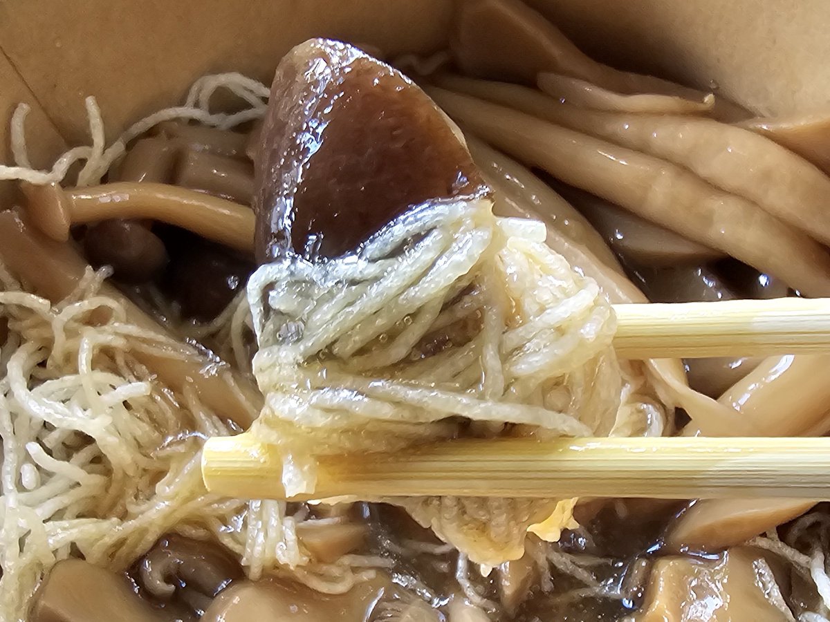 รีวิวหมี่กรอบราดหน้าเห็ดตุ๋นเจ
หมี่กรอบคือกรอบจริงไม่เหนียว เห็ดตุ๋นเจรสเข้มเห็ดอร่อย ราดเห็ดตุ๋นลงหมี่กรอบแล้วปริมาณเส้นยุบลงค่อนข้างเยอะแต่อร่อยอยู่ดี 100/10 สำหรับอาหารเจ 🥢

#KwongKeeRoast
#KwongKeeRoastReturns