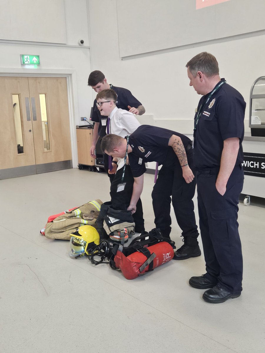 UnsworthAcademy's tweet photo. The Year 8s had a fantastic day with Bee Safe - taking part in engaging informative sessions and even getting the chance to try on real fire service PPE! #BeeSafe #FireService #TeamUnsworth https://t.co/0e0Onx3Vov