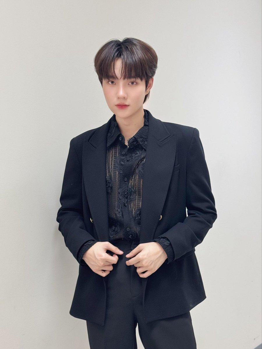 ไฮโซ ราชนิกุล ceoไฟแรง ดาราดาวรุ่ง