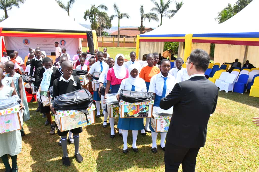 BusogaConsorti1's tweet photo. A day of impact and gratitude! 
Our Monday milestone saw generous donations to Busoga schools thanks to Shandong Tongshan, Sunbelt Group, and Afridge Development Plan for investing in education and transformation. 💙📚

#BusogaRising #InternationalCooperation #BCDShandong https://t.co/8gS9bLdT6q
