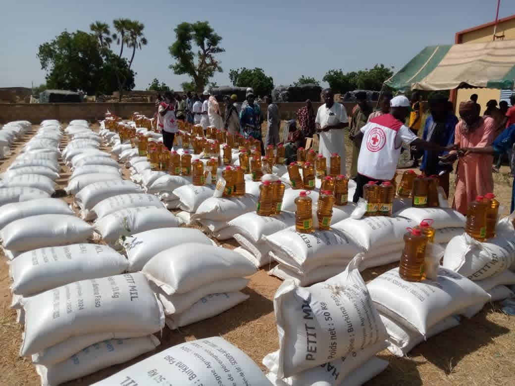 🎯 À Dori, la solidarité prend vie !
Depuis le 14/10, le #CICR et la #CroixRougeBurkinabè soutiennent 2 000 ménages vulnérables (dont 70 % de #PDI) avec des vivres essentiels.
Merci aux volontaires engagés à Niarala et Wendou ! 💪❤️

#Humanité  #AssistanceHumanitaire