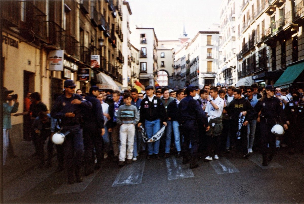 Ultras sur camino del Vicente Calderón.