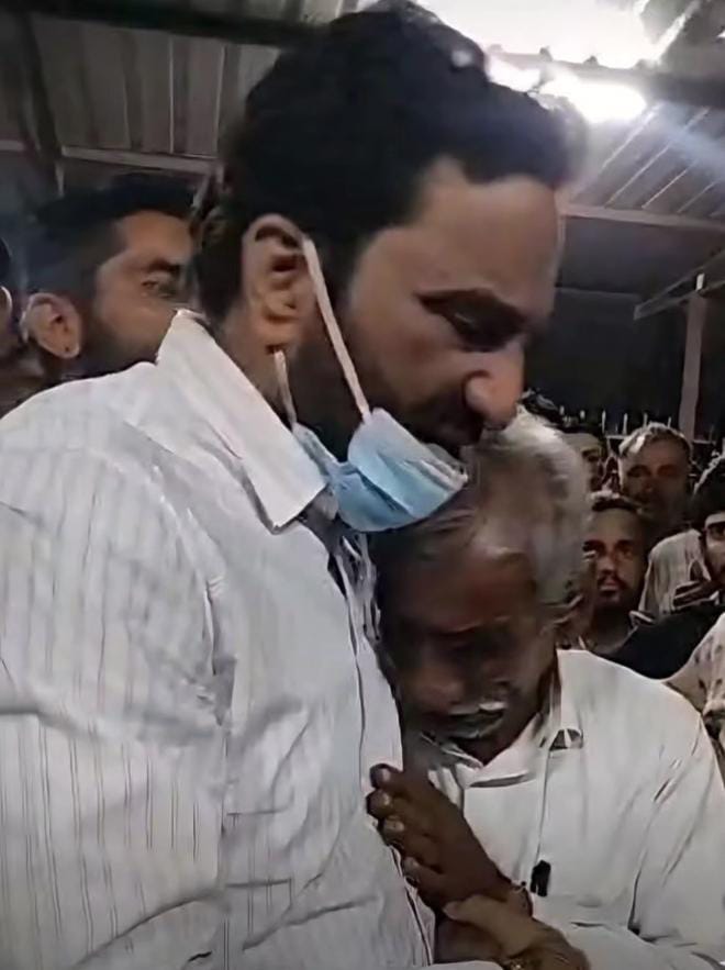 *मैं तुम्हारे हर दु:ख में कंधा बन जाऊं,* 
 *भगवान नहीं हूं वरना तुम्हारे दु:ख को मेरे* *ऊपर ले लू ,* 
 *जोधपुर हॉस्पिटल में परिजनों से मिले बेनीवाल जी !* 🥹
#JaisalmerBusAccident