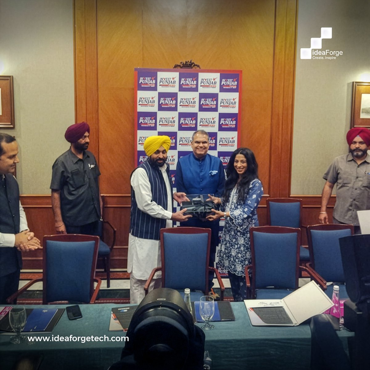 ideaforge_tech's tweet image. ideaForge at the Punjab Investment Promotion Roadshow, Bengaluru!
Our Associate Director, @Kruthian, had the privilege of meeting Hon’ble Chief Minister of Punjab, S @BhagwantMann, Hon’ble Minister for Investment Promotion & Industries, Shri. @SanjeevArora_PB, and Shri Amit…
