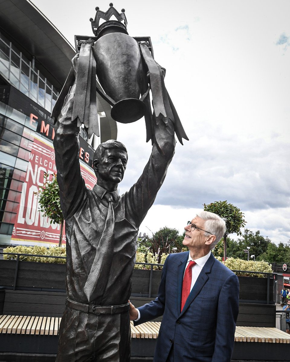 Arsene Wenger standing with the only manager to go an entire Premier League season unbeaten 🤝