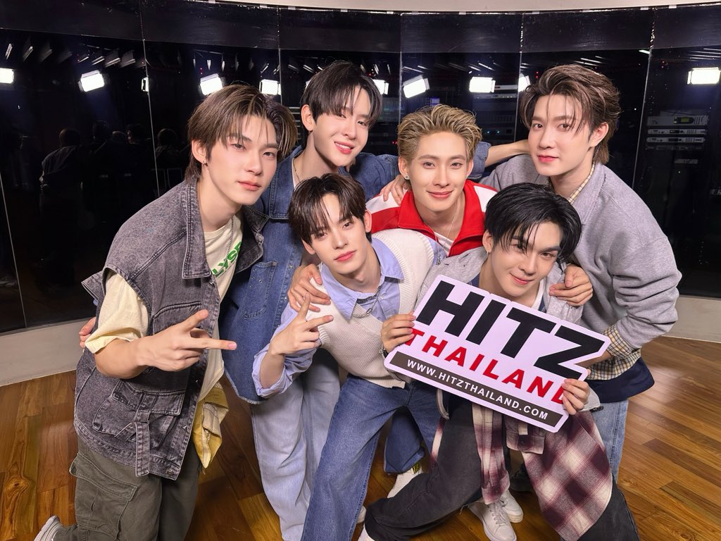 DEXXofficialTH's tweet image. DEXX (Diverse Element of XX) 2nd Single "Beside You" Press Tour ✨️
“DEXX” เดินสายโปรโมทเพลง "Beside You" ในรายการ HITZ Thailand
DEXX Beside You Press Tour
#BesideYouPressVisit
#อกหักเป็นเพื่อนเธอ_BesideYou
#DEXXth
#DMDMUSIC