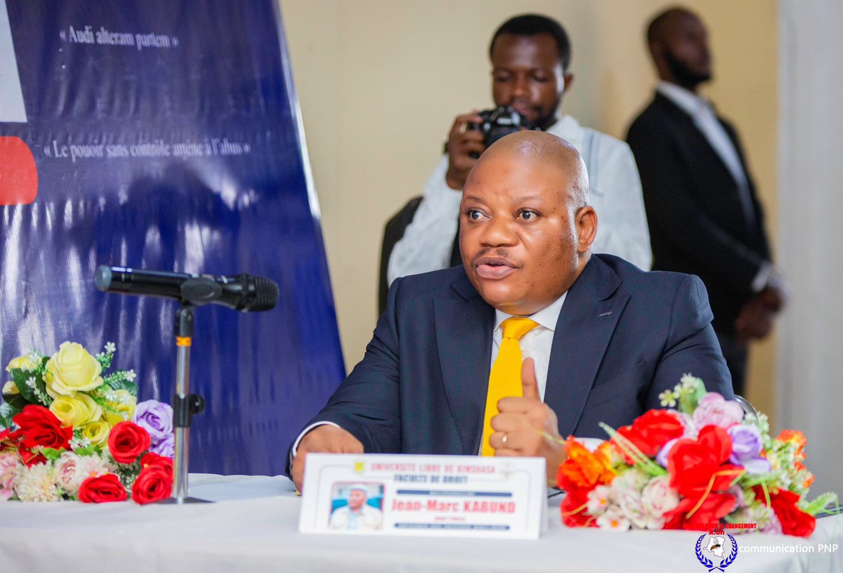 Hier, tout le monde critiquait le Président <a href="/kabund_jmkkrock/">Jean Marc KABUND-A-KABUND</a> parce qu’il était étudiant Aujourd’hui, alors qu’il vient de défendre avec succès son mémoire de fin d’études en Droit Public International, ces mêmes personnes s’interrogent soudainement Mais quand allait-il en cours ?