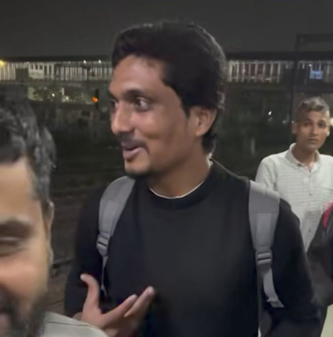 drmukulagrawal's tweet photo. 🚆 मुंबई ट्रेन की रात, एक महिला को लेबर पेन शुरू।
भीड़ में एक शख्स ने स्थिति समझी और तुरंत मदद करने लगा।
📱 वीडियो कॉल पर मिले निर्देशों की मदद से उसने महिला और बच्चे की जान बचाई।
अब इंटरनेट पर लोग उसकी बहादुरी और presence of mind की तारीफ़ कर रहे हैं। 🌟
#Mumbai #TrainHero #LifeSaved #PregnancyEmergency #ViralStory #HeroicAct #Inspirational25