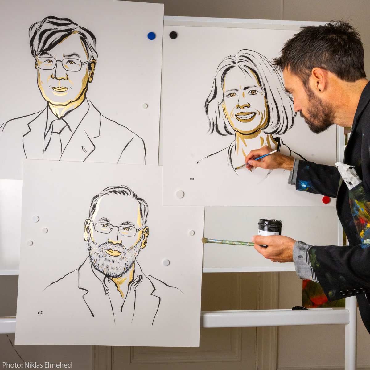 NobelPrize's tweet image. Meet the person behind the illustrations of the 2025 Nobel Prize laureates.
Check out artist Niklas Elmehed. Here he is painting the illustrations for our new medicine laureates, Mary Brunkow, Fred Ramsdell and Shimon Sakaguchi.
#NobelPrize