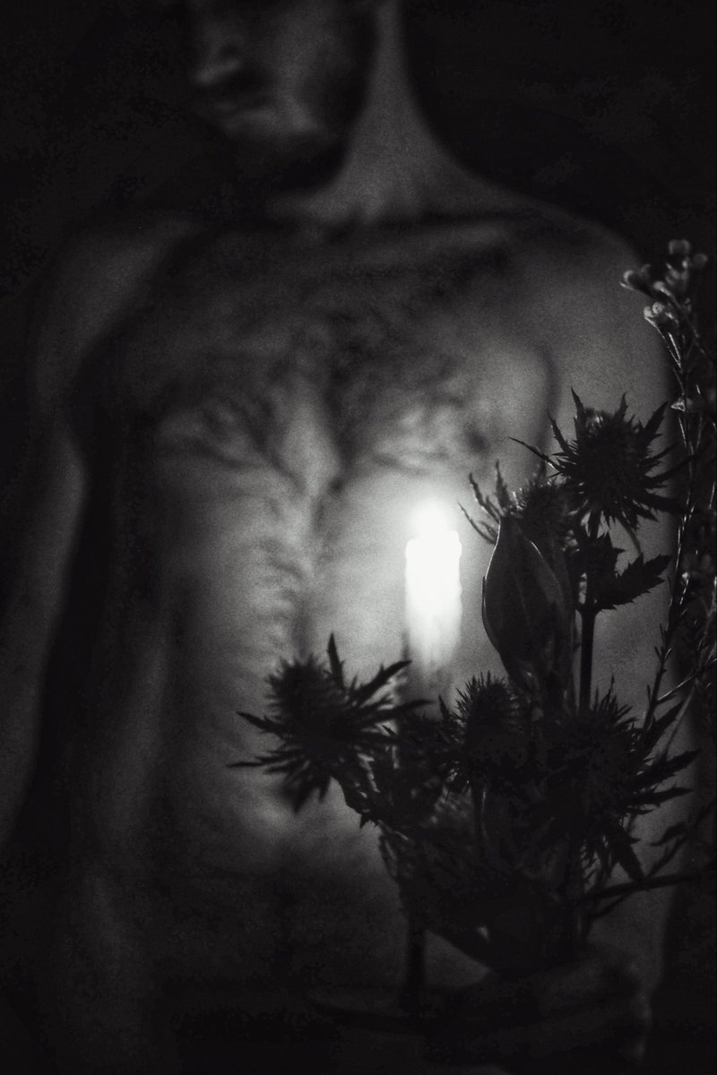 Мы синхроны электронов на изнанке надежды. 
Мы рисунки на картоне кожи самой ядовитой змеи. 
Обнаженные тела под самой толстой одеждой 
Беззащитные, как дети, доверяем только пульсу земли. 

(Banev!)
#нюдсочетверг