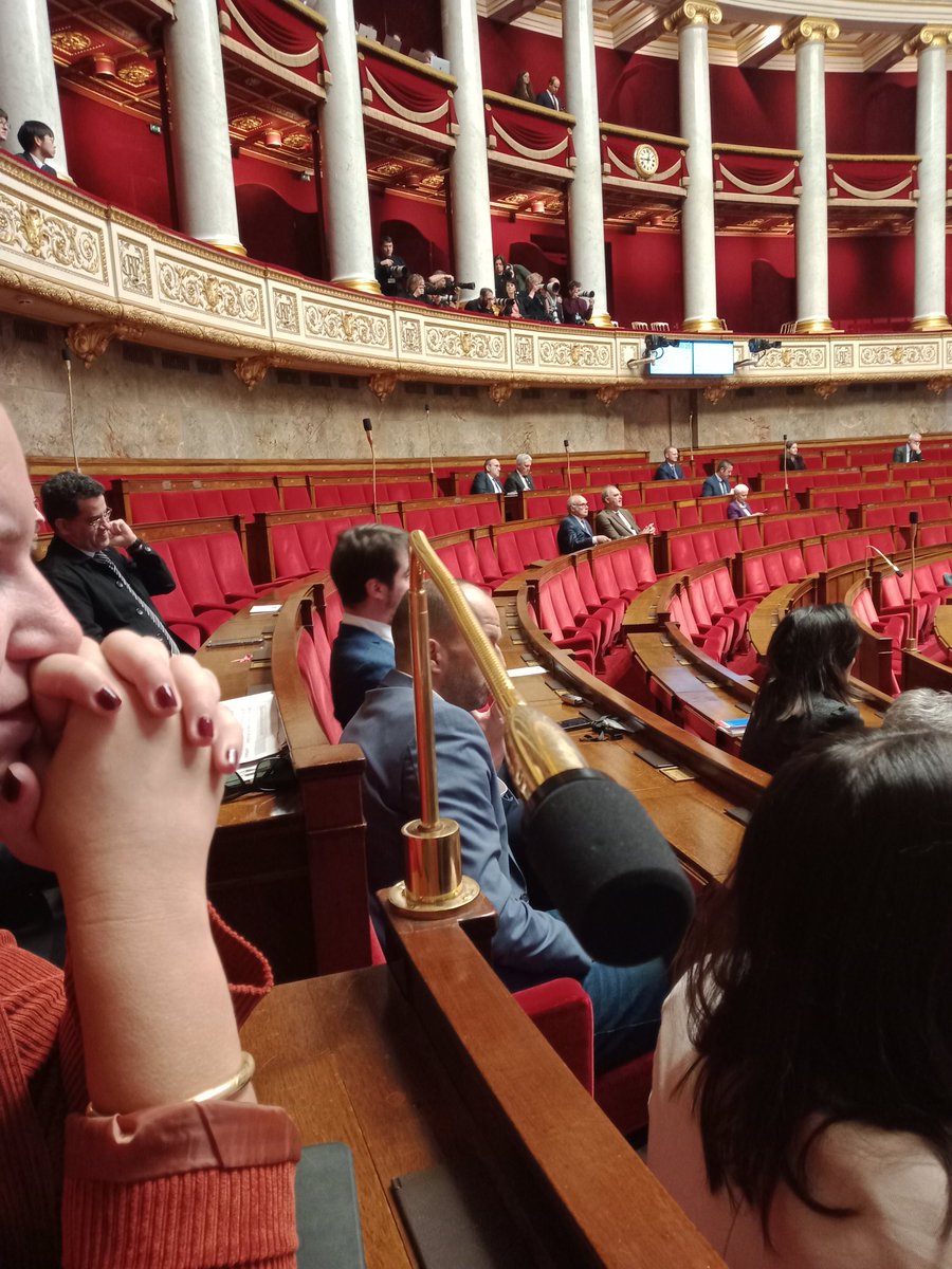 Les bancs du groupe PS sont vides ! 
Ils laissent passer des coupes budgétaires à hauteur de 31 Mds d'euros qui vont encore ravager nos services publics, accabler les plus vulnérables, baisser le pouvoir d'achat des retraités et des fonctionnaires...
La honte sur eux !
#DirectAN