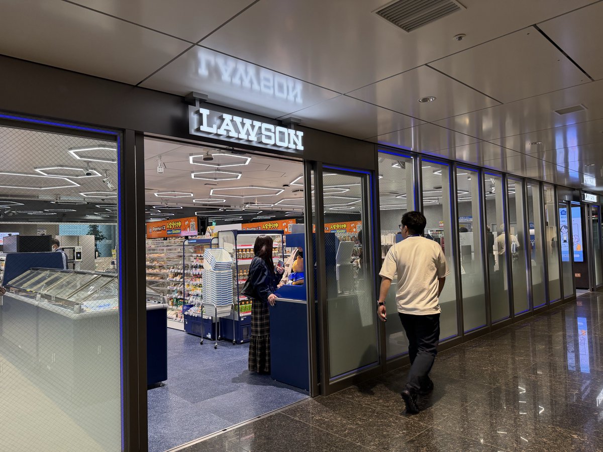 sheepy_mygo's tweet image. 高輪ゲートウェイシティ内にオープンしたReal×Tech LAWSON 1号店
従来の店舗と違ってあらゆる所にデジタルサイネージが使われていたり、バーチャル店員が接客をしたりと「未来のコンビニ」感が凄かった。