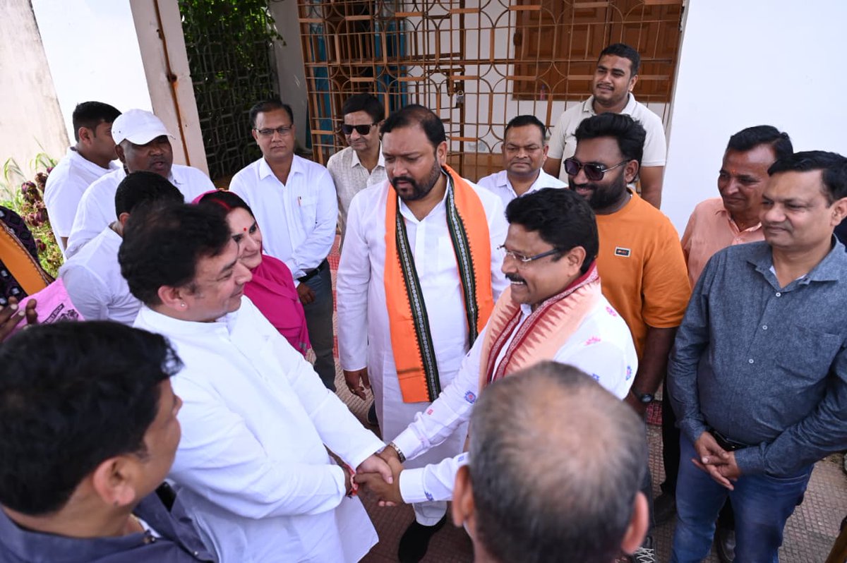ନୂଆପଡାରେ ଆୟୋଜିତ 'ବିଜୟ ସଂକଳ୍ପ ସମାବେଶ' ପୂର୍ବରୁ ଦଳୀୟ ନେତୃବୃନ୍ଦଙ୍କ ସହ କିଛି ମୂହୁର୍ତ୍ତ..