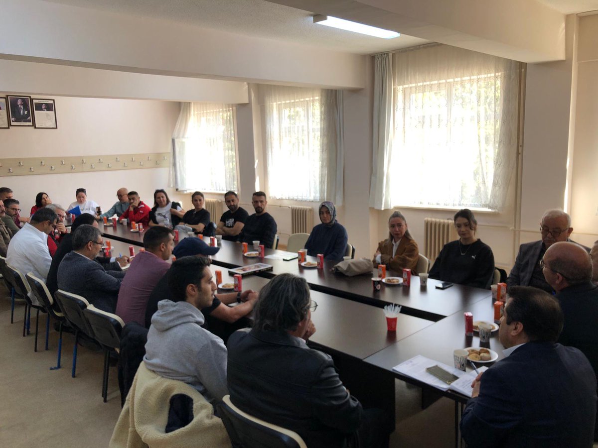 Serdar_erenn's tweet photo. 2025-2026 Eğitim öğretim yılı Okul Sporları değerlendirme ve planlama toplantımızı Tavas ilçemizde görev yapan Beden Eğitimi Öğretmenlerimizin katılımıyla gerçekleştirdik. https://t.co/O5qGk5PvCG